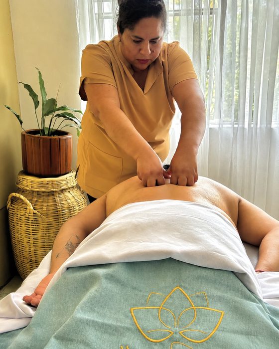 Terapeuta de Se'si Jarasthi Spa dando un masaje relajante a domicilio en CDMX